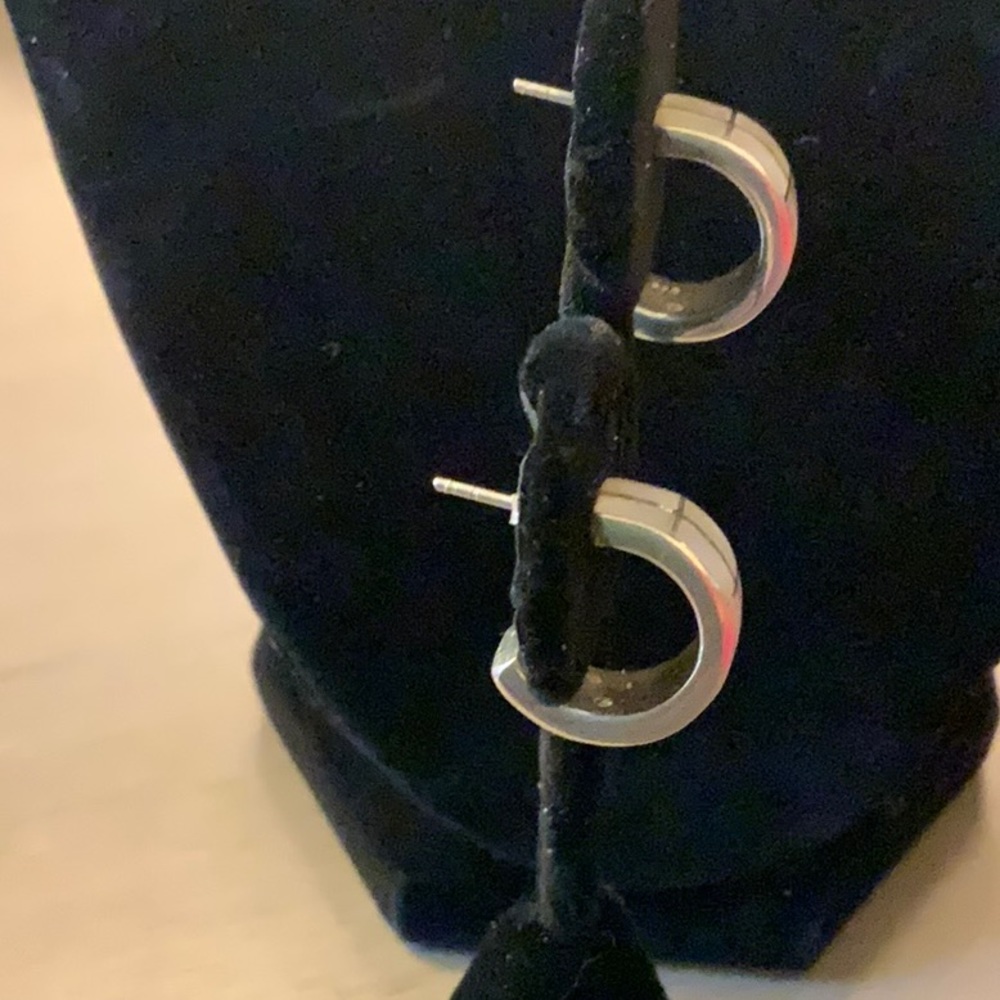 EUC Sterling Silver & Mother of Pearl earrings. - Picture 2 of 3